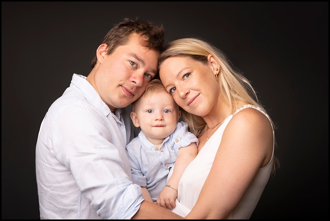 Séance famille au studio photo au Vésinet en avec les animaux de compagnie